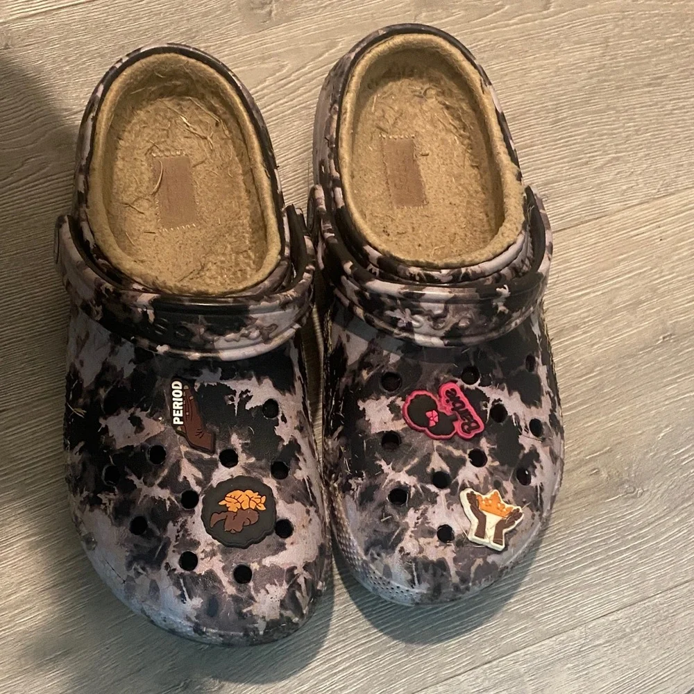 Crocs Camo Brown and tan with Fun charms - Picture 1 of 3